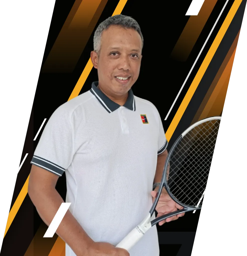 Wan Razif 教练手持球拍的人像照